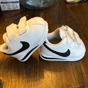 Nike White and Black Sneakers Classic Design